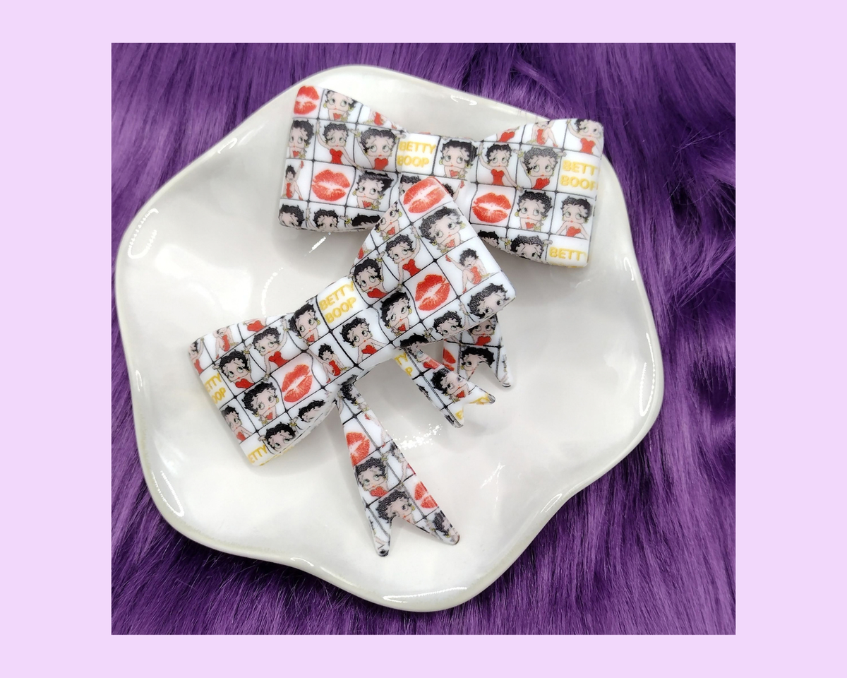 Betty with Lips Bow Straw Topper
